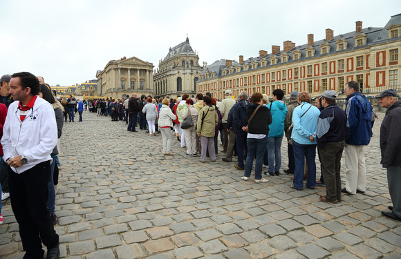 Line into Versailles