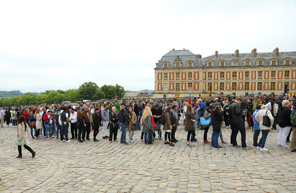 A long wait in line, Versailles