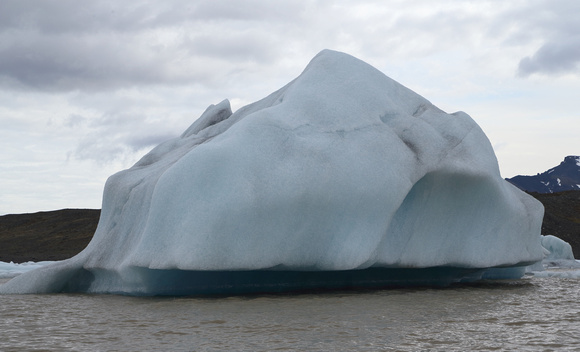 Large, house-sized iceberg on Fjallsarlon